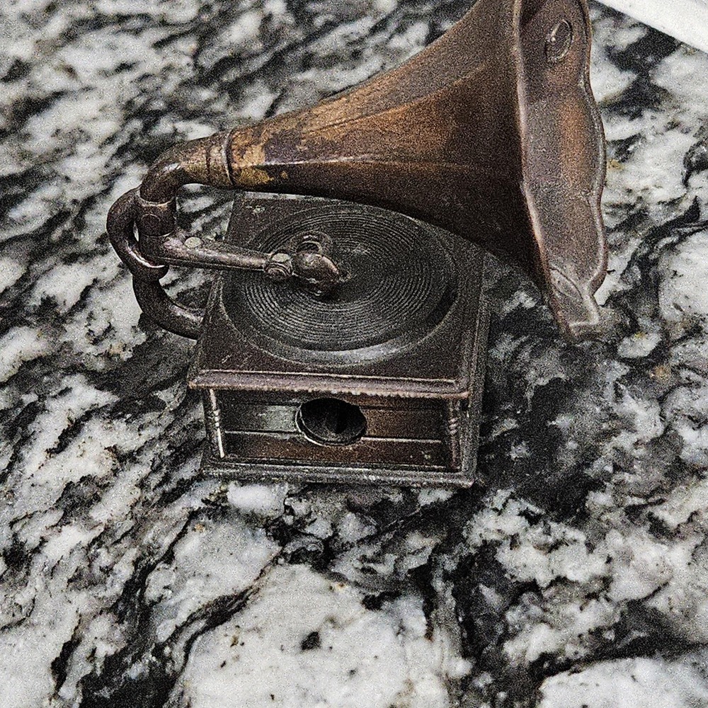 miniature die-cast metal‎ gramophone pencil sharpener